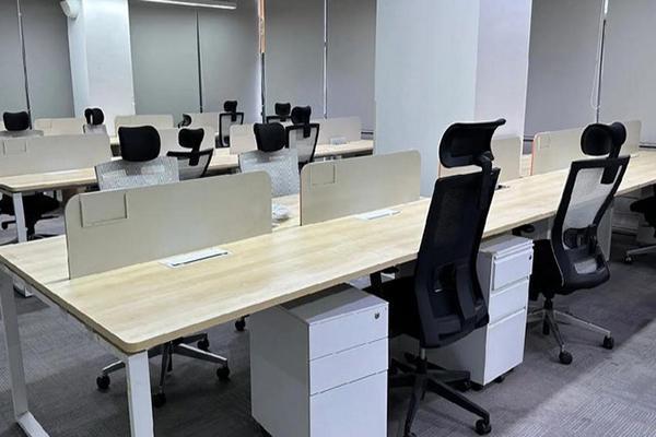 未來辦公趨勢(shì)揭秘:選擇科技與舒適并重的家具解決方案